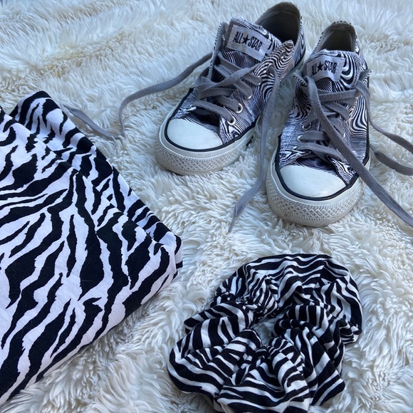 Converse Shoes - Converse trippy shoes🤍🖤🖤